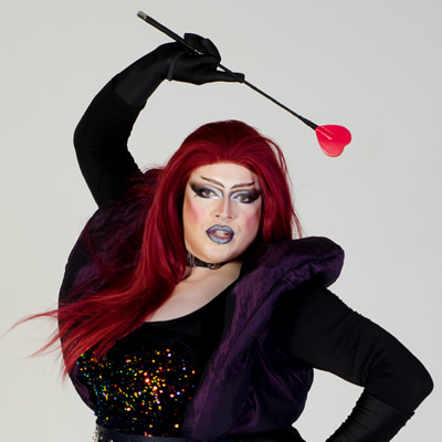 Červenovlasá drag queen